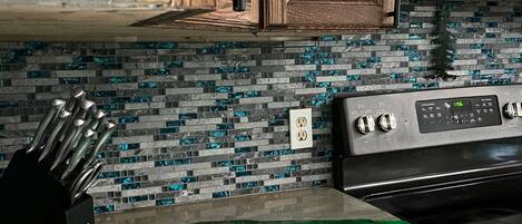 Réfrigérateur, four à micro-ondes, un four, surface de cuisson