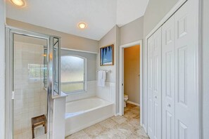 Shower, hair dryer, towels - Haven Hideaway with Saltwater Pool 3br Sleeps 8 (Sarasota)