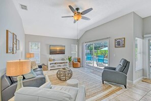 TV, books - Haven Hideaway with Saltwater Pool 3br Sleeps 8 (Sarasota)