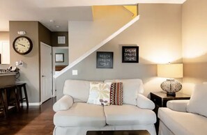 Living area - New listing! Beautiful 4 bedroom home! Lucaya Village 10 minutes from Disney! (Kissimmee)