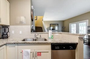 Private kitchen - New listing! Beautiful 4 bedroom home! Lucaya Village 10 minutes from Disney! (Kissimmee)