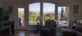 Daybreeze Vacation Home w/ Hot Tub & Gorgeous View