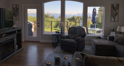 Daybreeze Vacation Home w/ Hot Tub & Gorgeous View