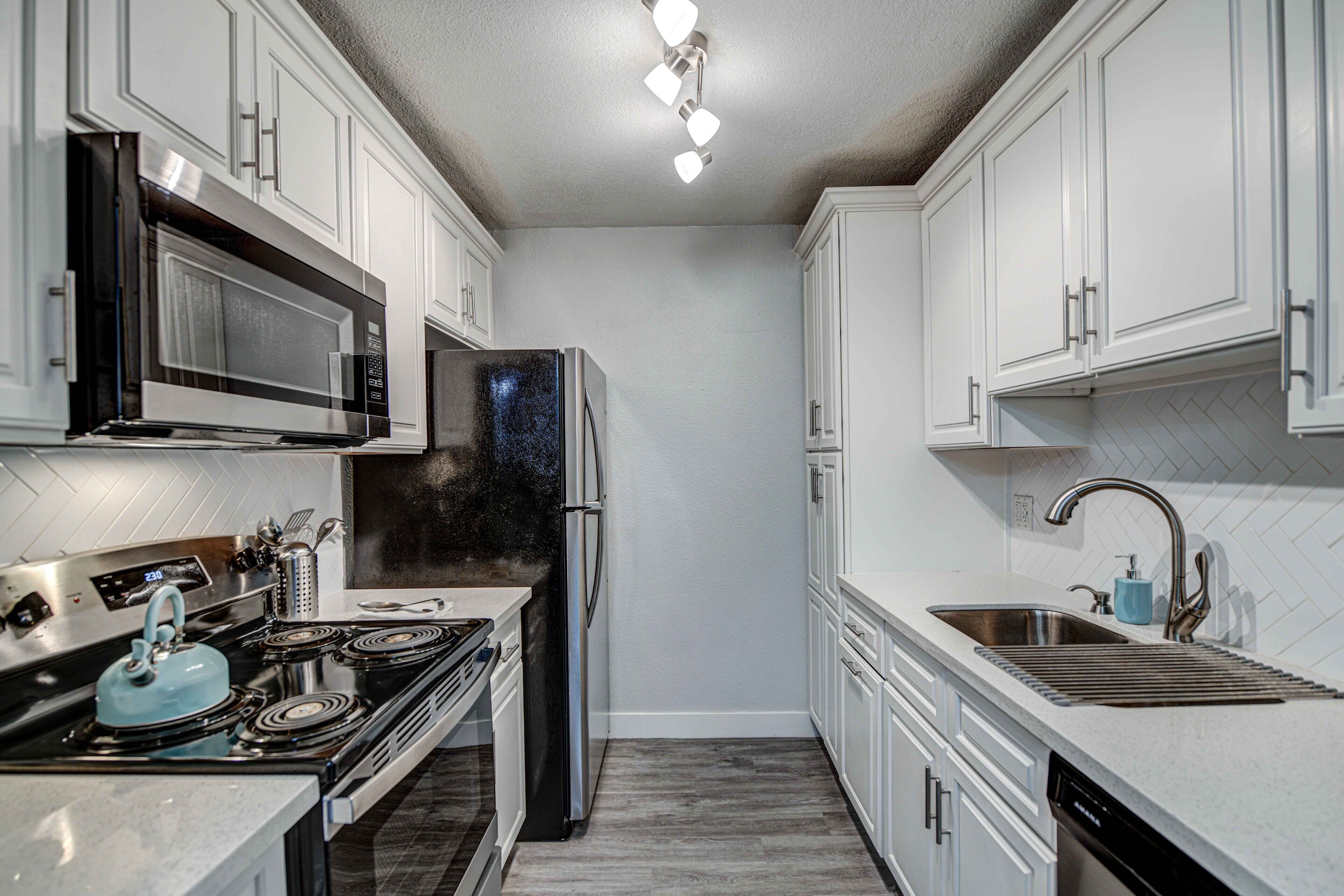 Kjøleskap, mikrobølgeovn, ovn og kokeplater