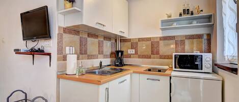 Kühlschrank, Mikrowelle, Wasserkocher mit Kaffee-/Teezubehör, Toaster