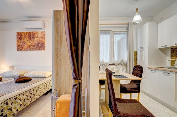 Free WiFi, bed sheets