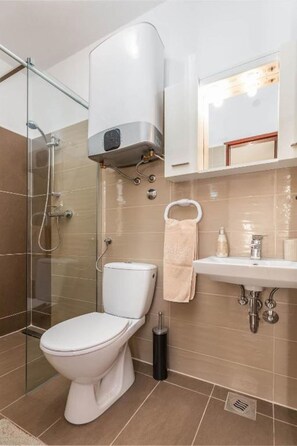 Séchoir à cheveux, serviettes fournies, papier de toilette