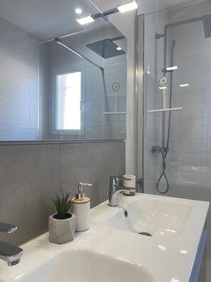 Shower, hair dryer, towels, soap - Villa Moderne Entre Luberon et les Baux (Alleins)