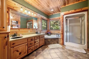 Combined shower/tub, hair dryer, towels