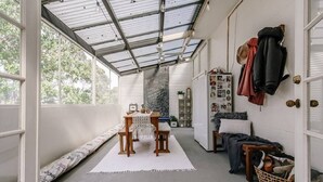 Interior - 3BR Family Home Sleeps 6 – Fireplace, Spa Bath, Near Blue Lake | Ideal for Extended Stays (Mount Gambier)