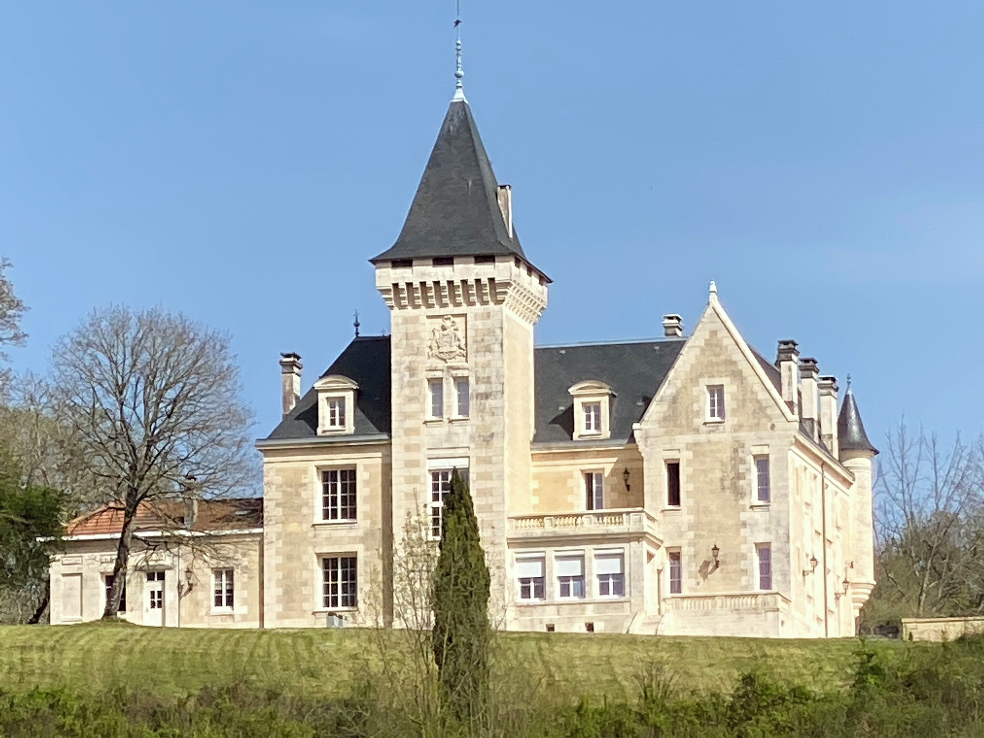 Un grand bâtiment historique doté d’une tour imposante et de nombreuses fenêtres.