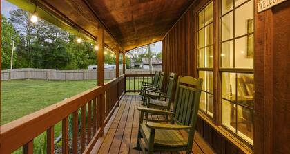 2Br Cabin with hot tub, BBQ, 55" Smart TV, W/D.