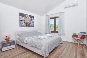 2 bedrooms, in-room safe, iron/ironing board, free WiFi