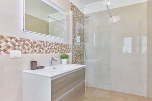 Dusche, Haartrockner, Handtücher, Toilettenpapier