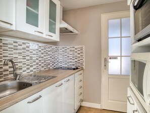 Kühlschrank, Mikrowelle, Wasserkocher mit Kaffee-/Teezubehör