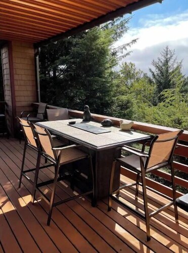 Beautiful 2 bedroom w Deck& Hot Tub /Lower Level