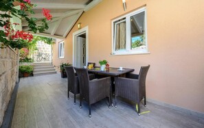 House | Outdoor dining