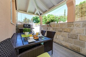 House | Outdoor dining