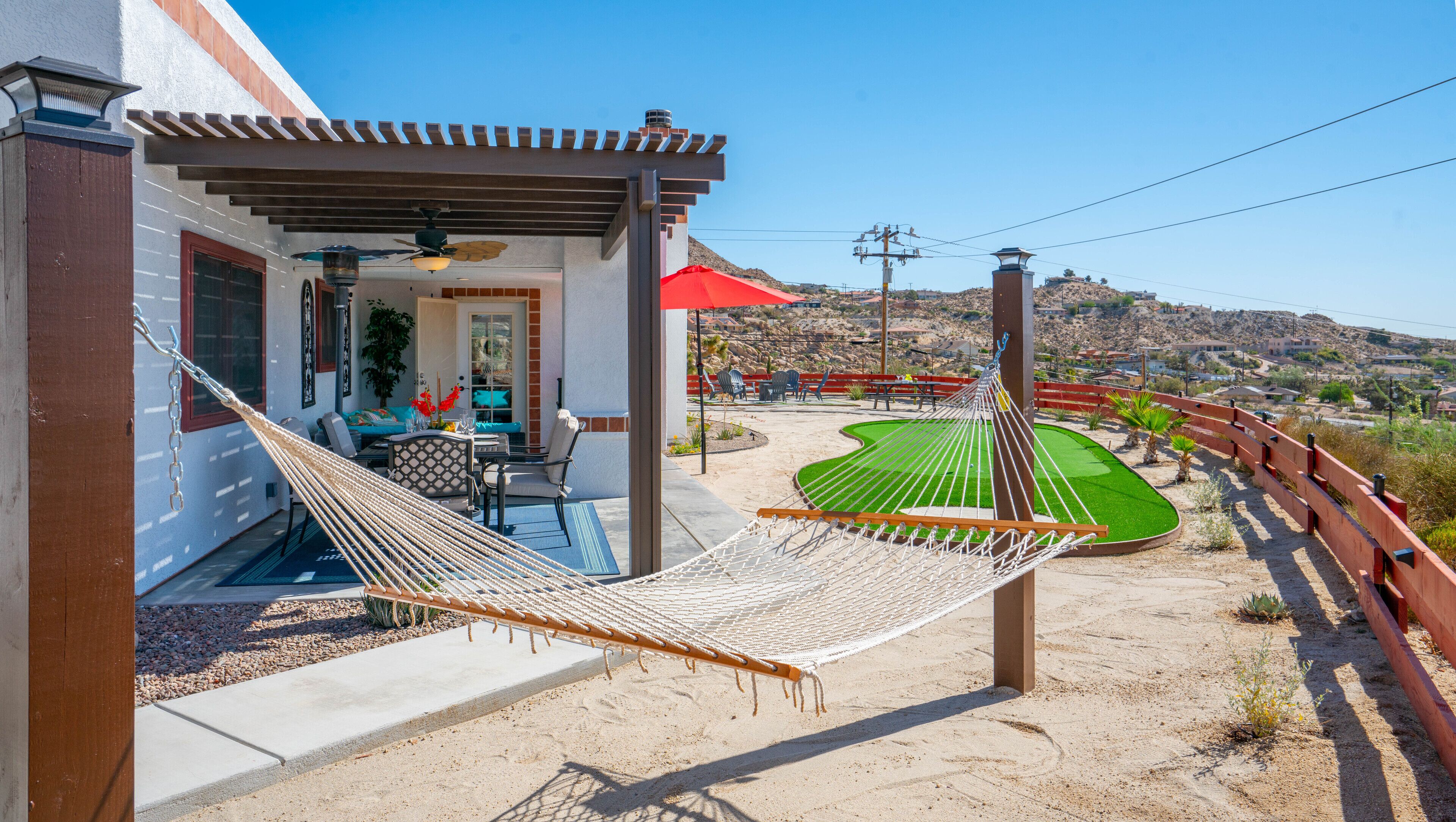 #JoshuaTree Oasis with Dog Friendly, Golf, Hot Tub, Fire Pit, Hammock