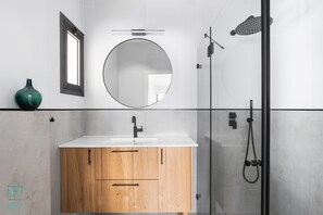 2BR Apartment (Yona Hanavi #23 St.) | Badezimmer | Kostenlose Toilettenartikel, Haartrockner, Handtücher, Seife