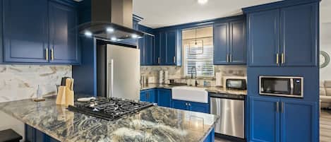 Geladeira, micro-ondas, fogão, cooktop