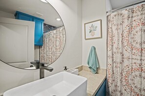 Combined shower/tub, hair dryer, towels, soap - The Retreat- Family Funhouse w/Waterfront Access! (Highlands)