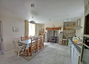 Microwave, dishwasher, cookware/dishes/utensils