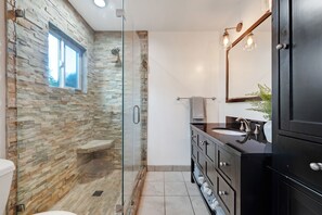 Badewanne, Haartrockner, Handtücher, Seife