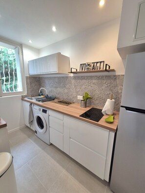 Kjøleskap, mikrobølgeovn, ovn og kokeplater