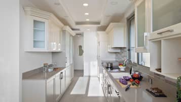 2BR Apartment (Hayarkon #284 St.) | Private kitchen | Espresso maker, toaster, cleaning supplies, dining tables