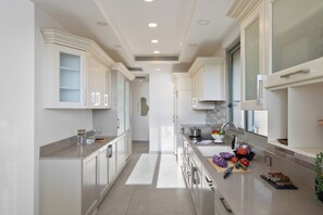 2BR Apartment (Hayarkon #284 St.) | Private kitchen | Espresso maker, toaster, cleaning supplies, dining tables