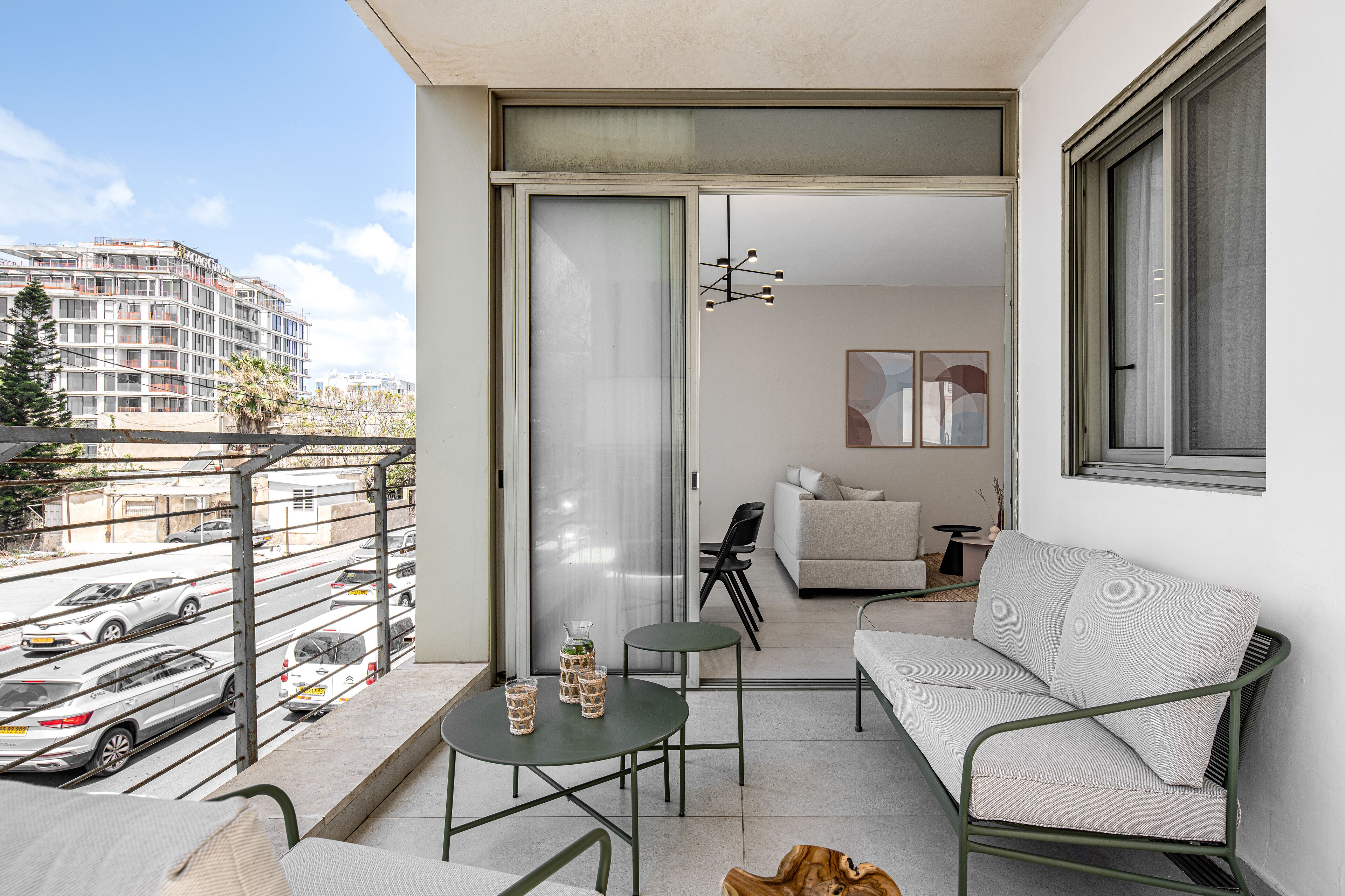 2BR Apartment (Hayarkon #284 St.) | Terrace/patio