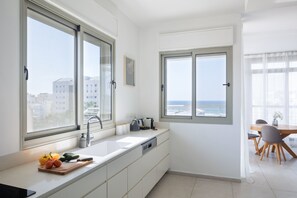 2BR Apartment (Hayarkon #284 St.) | In-room dining