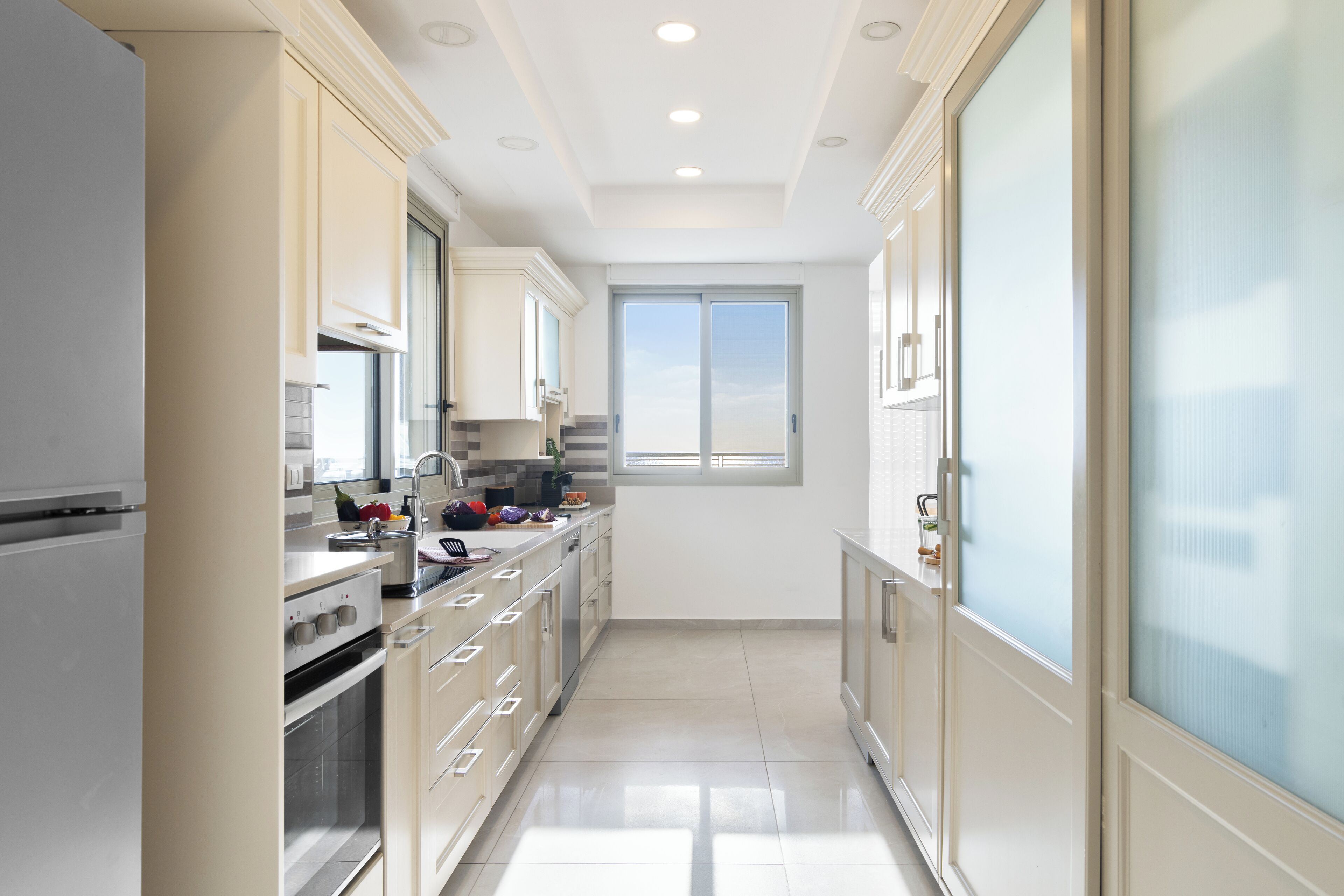 2BR Apartment (Hayarkon #284 St.) | 私人厨房 | 意式浓缩咖啡机、烤面包机、清洁用品、餐桌