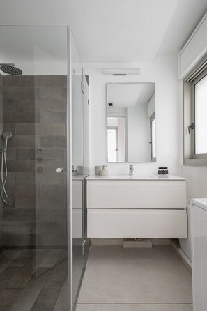 2BR Apartment (Hayarkon #284 St.) | Bathroom | Hair dryer, towels, soap, shampoo - Mate TLV PORT - By HOMY (Tel Aviv)