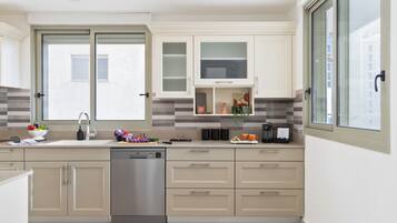 Una cocina moderna con lavavajillas, puertas dobles y ventana.