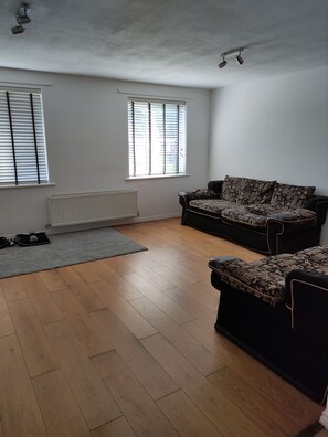 Apartment | Living room | Fireplace - Immaculate 1-bed Apartment in Borehamwood (Borehamwood)