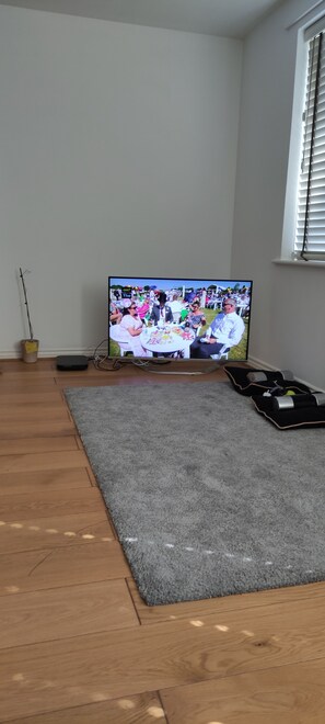 Apartment | 1 bedroom, iron/ironing board, free WiFi, bed sheets - Immaculate 1-bed Apartment in Borehamwood (Borehamwood)