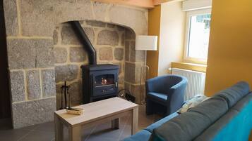 Een televisie, een dvd-speler en boeken