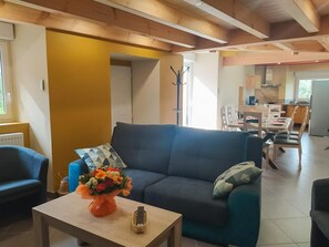 テレビ、DVD プレーヤー、書庫