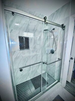 Dusche, Haartrockner, Handtücher, Seife