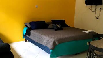 Studio | Iron/ironing board, free WiFi, bed sheets