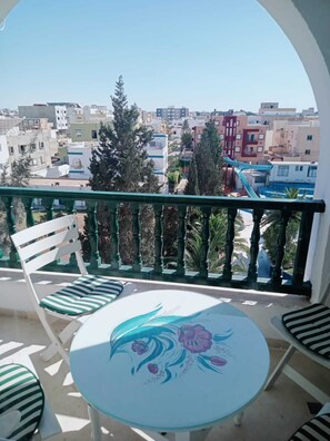 Outdoor dining - Superbe Appartement en Résidence Avec Piscine ? (Hammam Sousse)