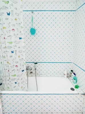 Badewanne, Haartrockner, HandtĂŒcher, Seife