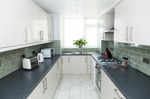 Bluewater House - Immaculate 4-bed in Greenhithe