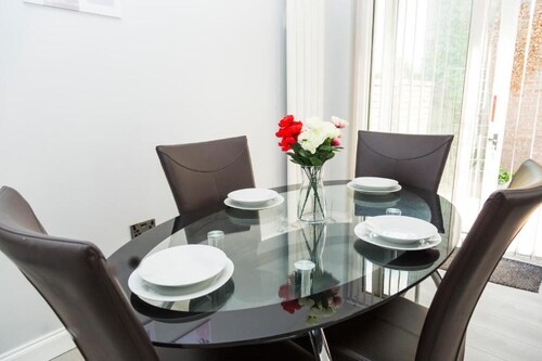 Bluewater House - Immaculate 4-bed in Greenhithe