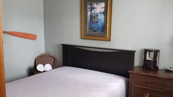 3 bedrooms, travel cot