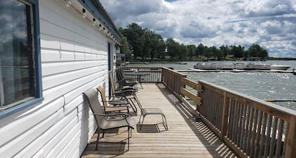 Beautiful Blue Jay Lake front Cottage