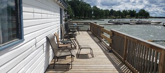 Beautiful Blue Jay Lake front Cottage