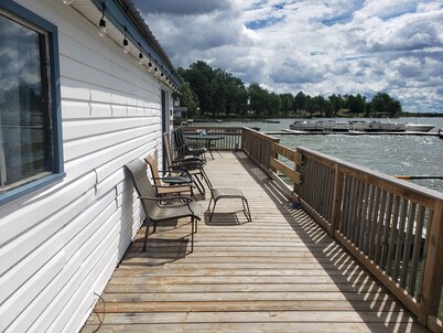 Beautiful Blue Jay Lake front Cottage